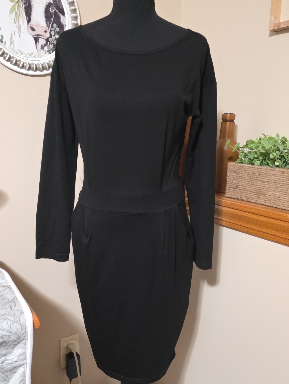 Elegant Black Long-Sleeve Waist-Detail Dress